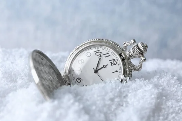 雪の上の金属の時計 — ストック写真