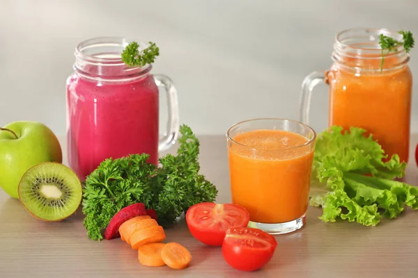 Taze sıkılmış meyve suları ve malzemeler