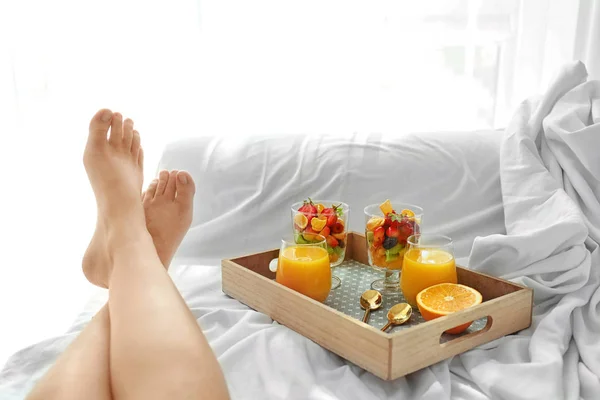 Mujer desayunando en la cama —  Fotos de Stock