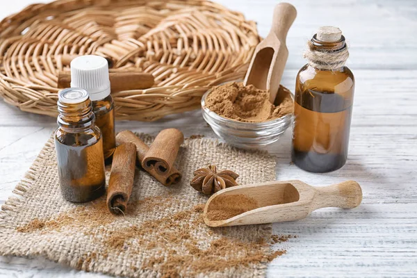 Composición con aceite esencial de canela — Foto de Stock