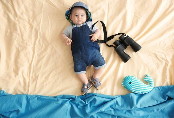 Şirin Bebek yatak örtüsü üzerinde yalan dürbünlü. Tatil kavramı