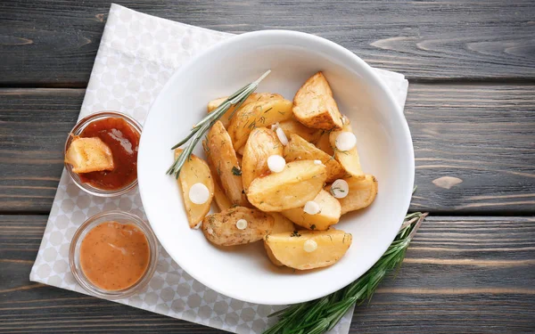 Heerlijke gebakken aardappel partjes — Stockfoto