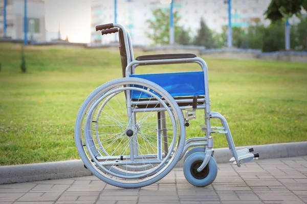 Silla de ruedas en parque verde —  Fotos de Stock