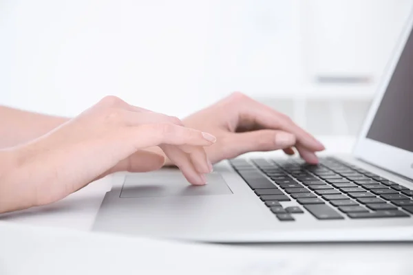 Woman using laptop — Stock Photo, Image