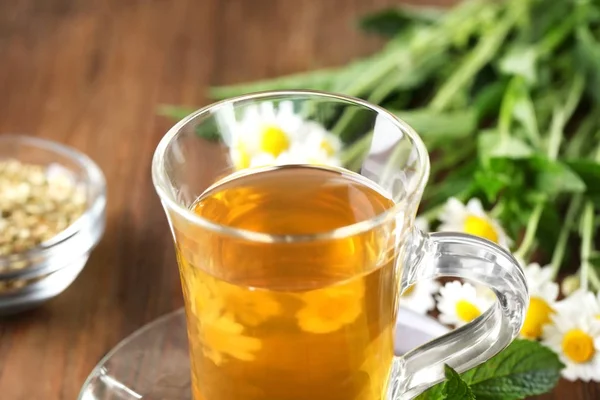Bitki çayı ve papatya çiçeği.