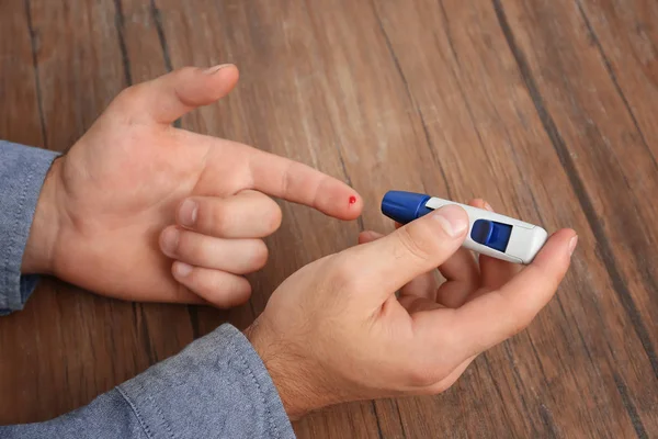 Uomo che preleva campioni di sangue — Foto Stock