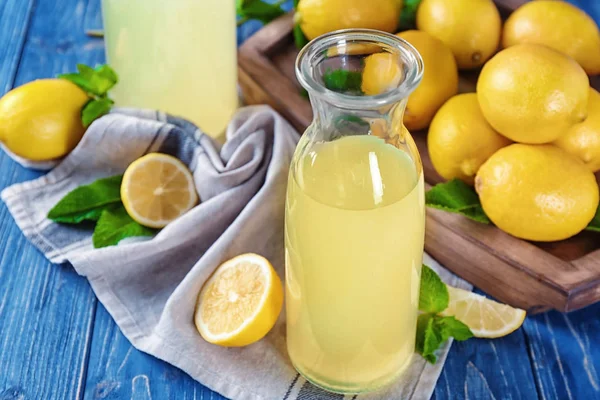 Composizione con bottiglia di succo di limone — Foto Stock