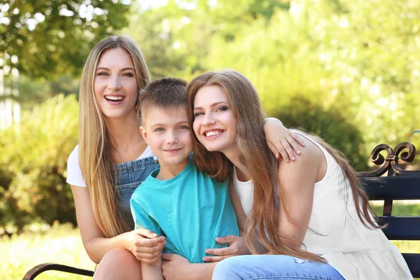 Lesbisch koppel met foster zoon — Stockfoto