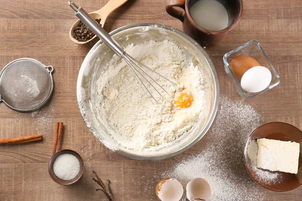 Приготування тіста для ванільного торта — стокове фото