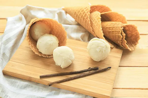 Gözleme koni vanilyalı dondurma ile 