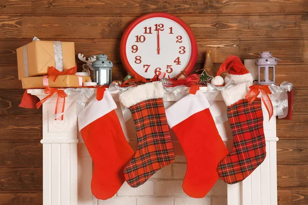 Noel için dekore edilmiş güzel şömine. 