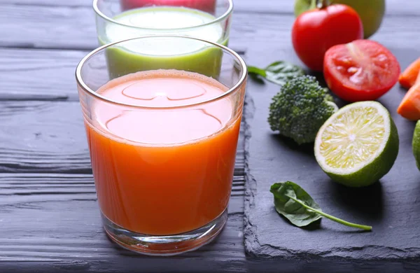 Bardakta taze meyve suyu