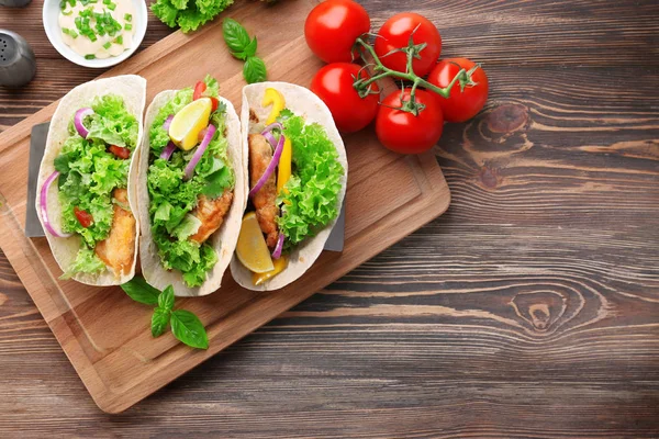 Lezzetli balık tacos ile sahibi 