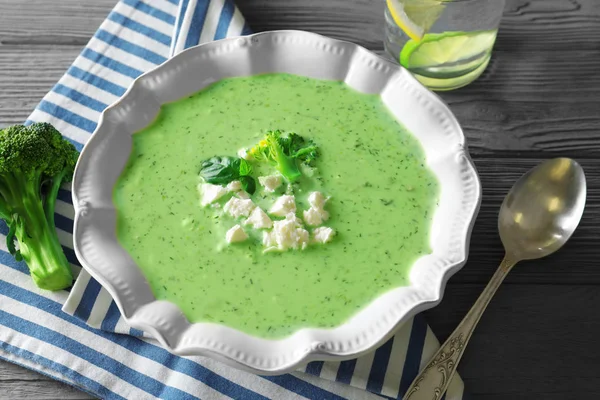 Tányér finom krémes brokkoli leves — Stock Fotó