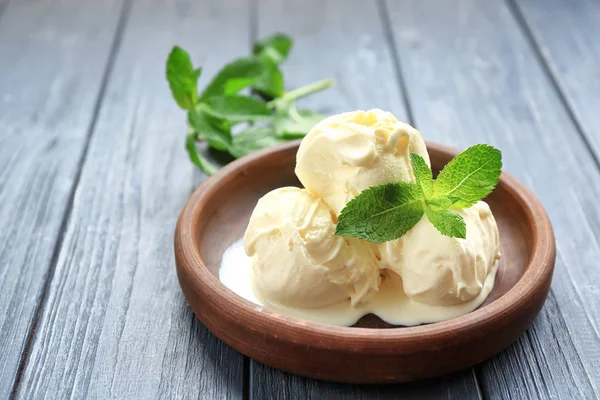 Deliziose palline gelato alla vaniglia — Foto Stock