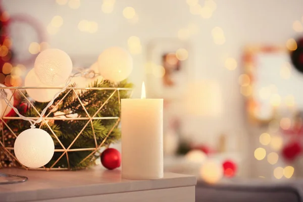 Candela accesa e decorazioni natalizie — Foto Stock