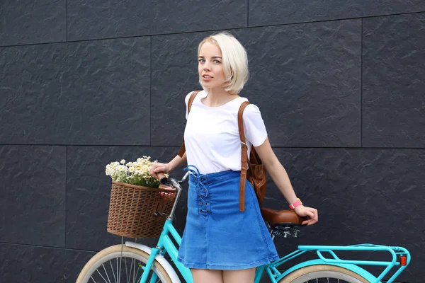 Jeune femme avec vélo élégant — Photo