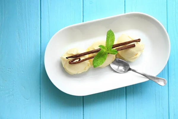 Вкусные ванильные шарики для мороженого — стоковое фото