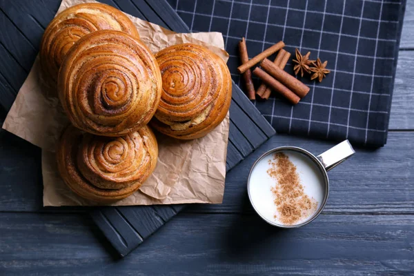 Tatlı tarçın rulo ve bardak süt 