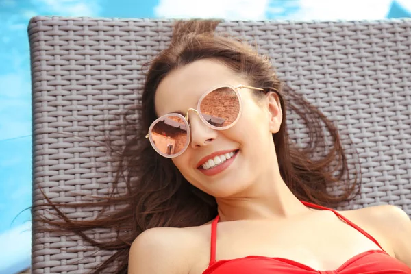 genç kız şezlong üzerinde yalan 