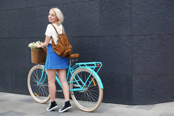 Jonge vrouw met stijlvolle fiets — Stockfoto