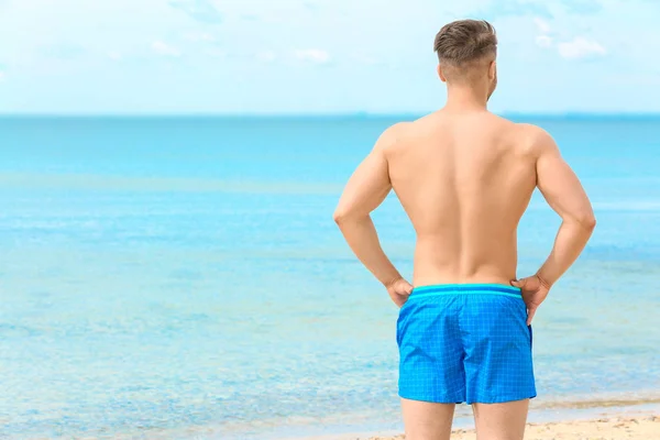 Giovane sulla spiaggia — Foto Stock