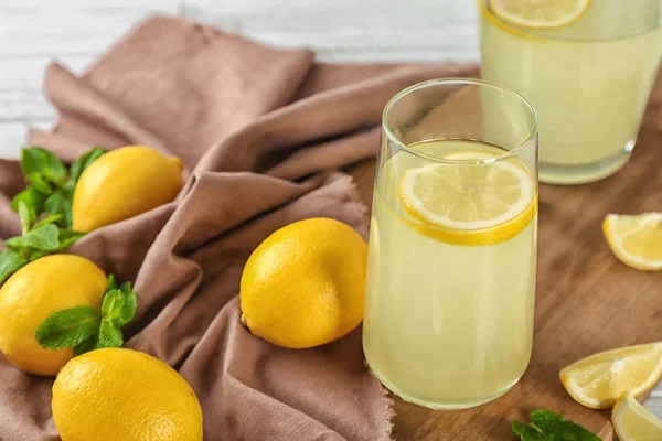Композиция с лимонным соком — стоковое фото
