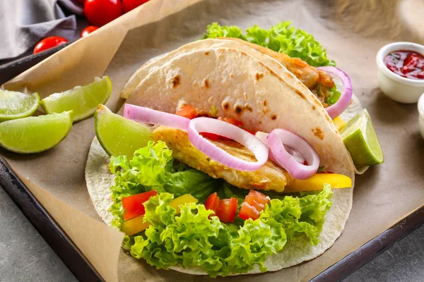 Dřevěný tác s lahodnou rybí tacos — Stock fotografie