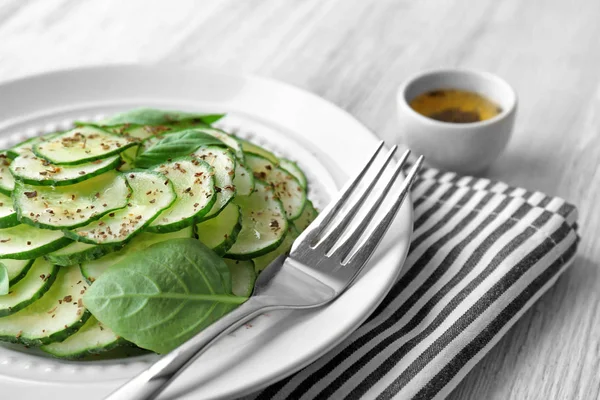 Ensalada de pepino en plato sobre mesa —  Fotos de Stock