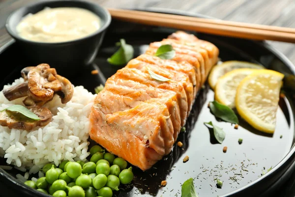 Lezzetli somonu dilim ile plaka 