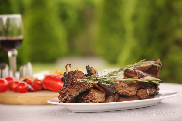 Tablo üzerinde lezzetli kaburga