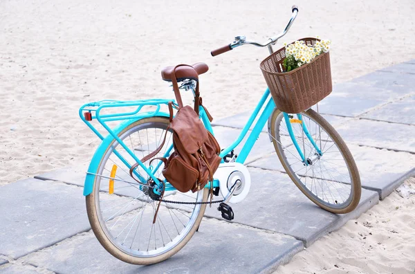 花のバスケットを持つスタイリッシュな自転車 — ストック写真