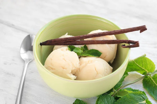 lezzetli vanilyalı dondurma topları 