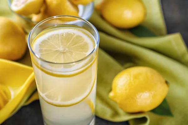 Composição com vidro de suco de limão — Fotografia de Stock