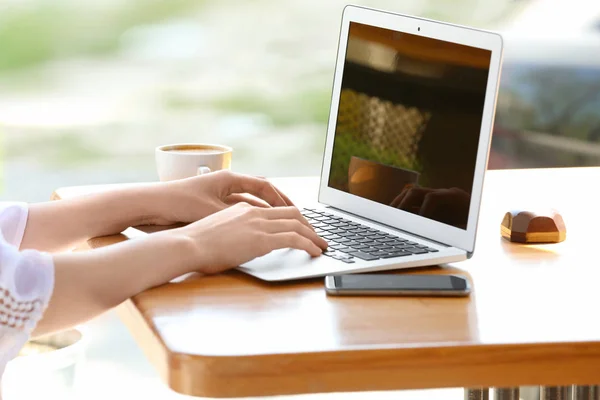 Vrouw werkt met laptop — Stockfoto