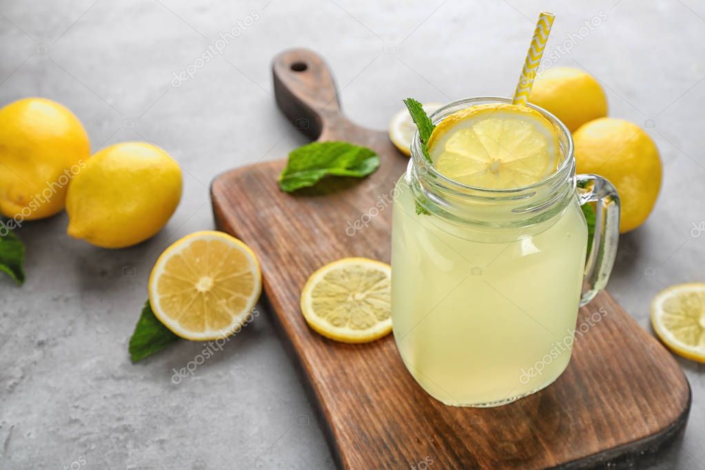 Lemon juice and fresh lemons — Stock Photo © belchonock 166132838
