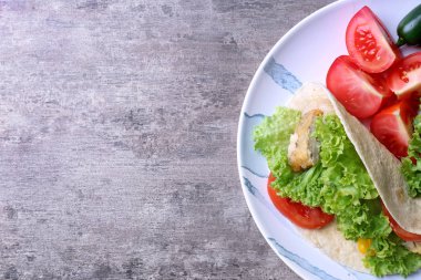 Lezzetli balık taco plakalı 