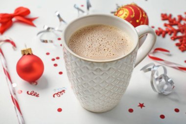 Fincan sıcak kahve ve Noel süsleri 