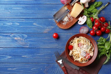 Lezzetli Türkiye lazanya ile kompozisyon 