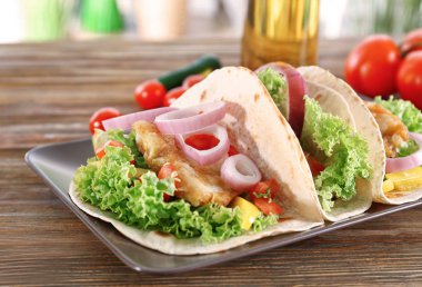 Lezzetli balık tacos ile plaka 