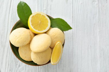 Ev yapımı limonlu kurabiye ile kase  