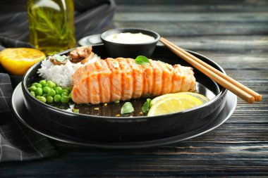 Plaka dilim lezzetli somon ve balık sosu ile 