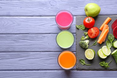 Bardakta taze meyve suyu