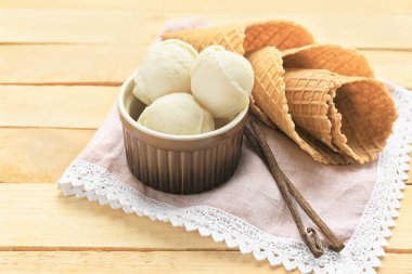 lezzetli vanilyalı dondurma topları 