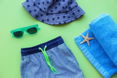 Yaz aksesuarları renk arka plan üzerinde