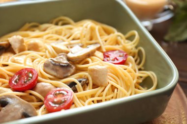 Lezzetli kızarmış Türkiye lazanya 