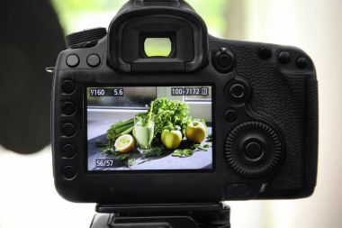 Studio fotoğraf makinesi ekranda malzemeler ile güler yüzlü fotoğrafı