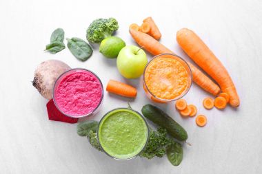 Bardakta taze meyve suyu