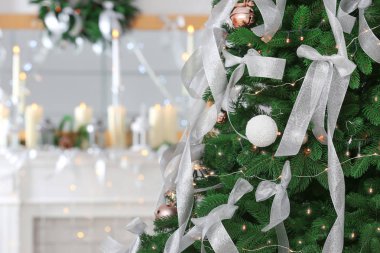  Noel süslemeli fidan ağacı 