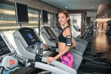 Beden eğitiminde genç bir kadın.